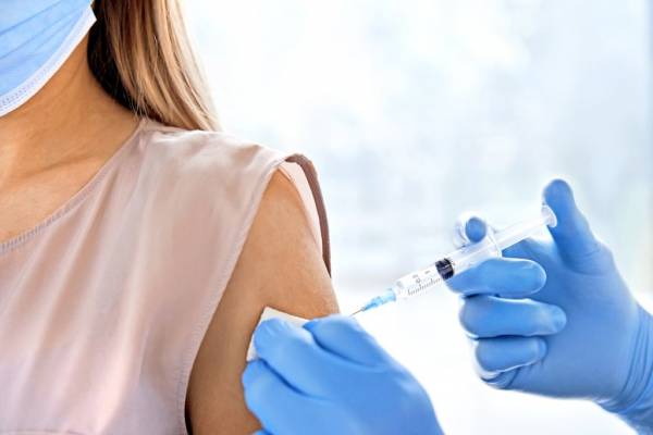 Už prvá dávka vakcíny proti COVID-19 zníži o polovicu riziko nákazy v domácnosti (ilustračné foto). Zdroj: iStock 