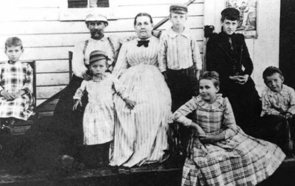 Rodina Nikolu Teslu: jeho otec Milutin, matka Duka, starší brat Dane a jeho tri sestry Milka, Angelina a Marica. Nikola sedí úplne vľavo sama