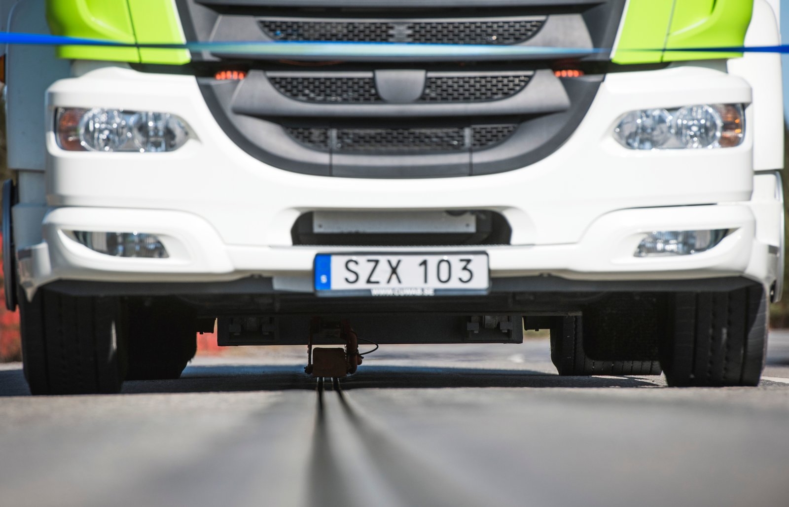 Vitajte v 21. storočí: Švédi majú cestu, ktorá nabíja elektromobil za jazdy