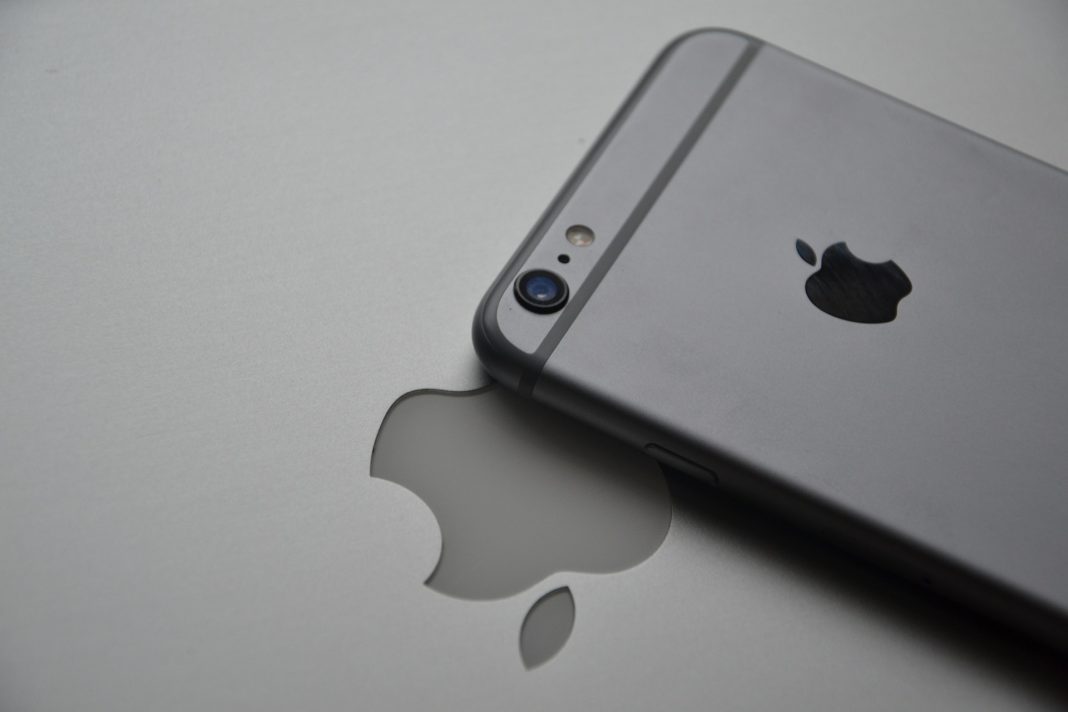 Apple si zavaril: Lacná výmena batérií v starých iPhonoch zníži predaje nových