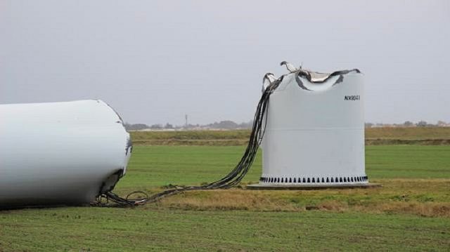 Vo Francúzsku sa zrútila obrovská veterná turbína, neustála nápor vetra
