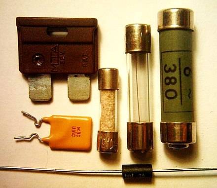 440px-small_fuses.jpg