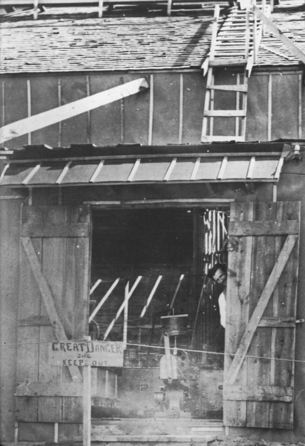 Tesla vykukne z dverí laboratória Colorado Springs. Začiatok leta, 1899