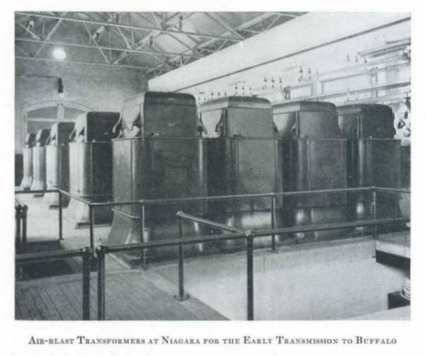 Statické transformátory na konci linky Buffalo Transmissio v Niagare. 200 voltov 2 fázy až 11 000 voltov 3 fázy