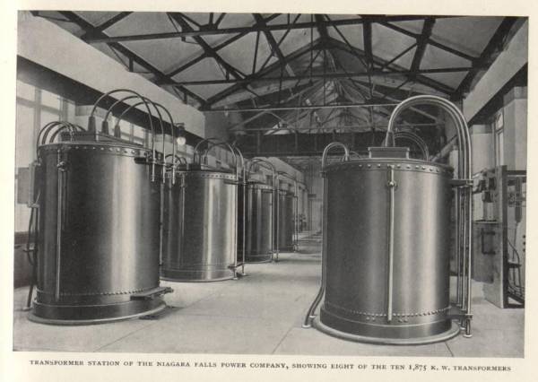 Osem z desiatich transformátorov s výkonom 1 875 kW v Adams Power Plant Transformer House, prvej veľkej elektrárni na výrobu striedavého prúdu na svete, postavenej v roku 1895