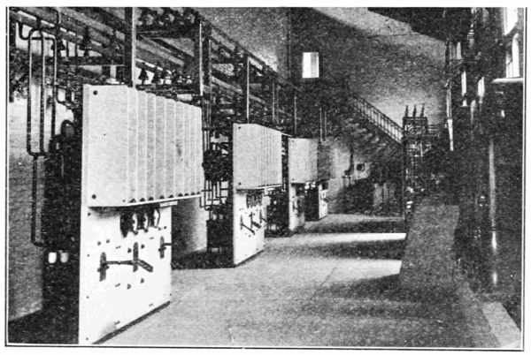 11 000-voltové rozvádzače a tyče v "Step up" transformátoroch Niagara Power Company Canada. 1908
