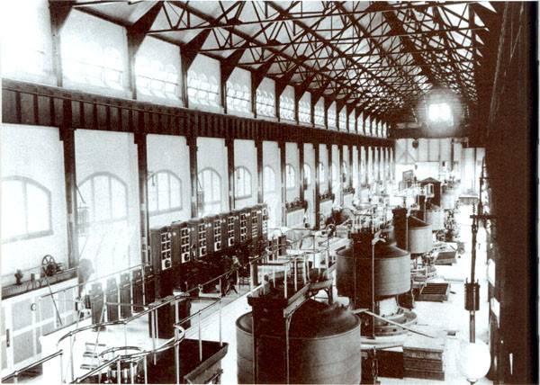 Interiér elektrárne Edwarda Deana Adamsa v Niagare s desiatimi generátormi striedavého prúdu Tesla/Westinghouse s výkonom 5 000 koní