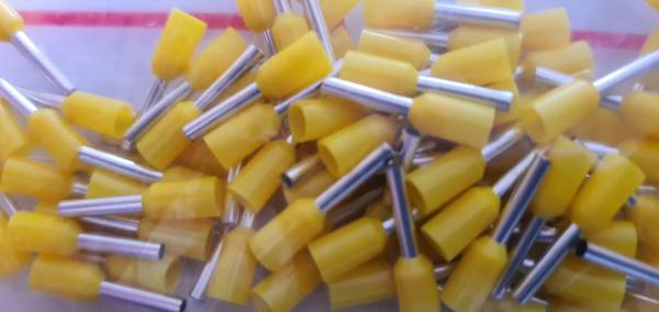 Izolované lisovacie dutinky s plastovým krčkom, žlté