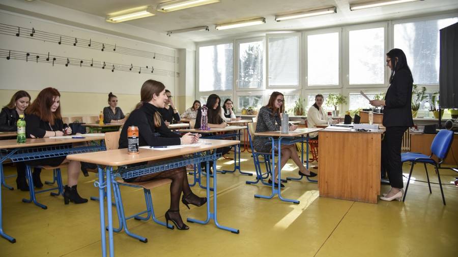 priestory Strednej odbornej koly pedagogickej v Bratislave maturanti v triede