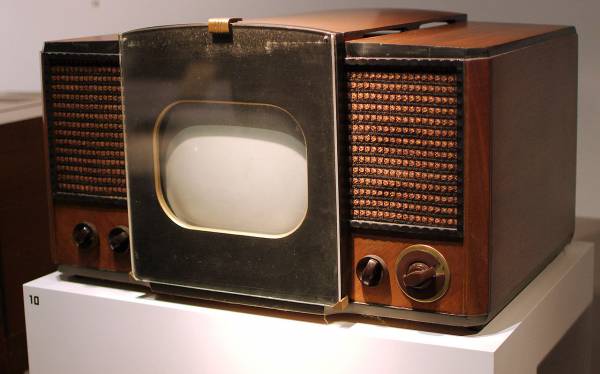 RCA 630-TS, prvý sériovo vyrábaný elektronický televízor, ktorý sa predával v rokoch 1946–1947