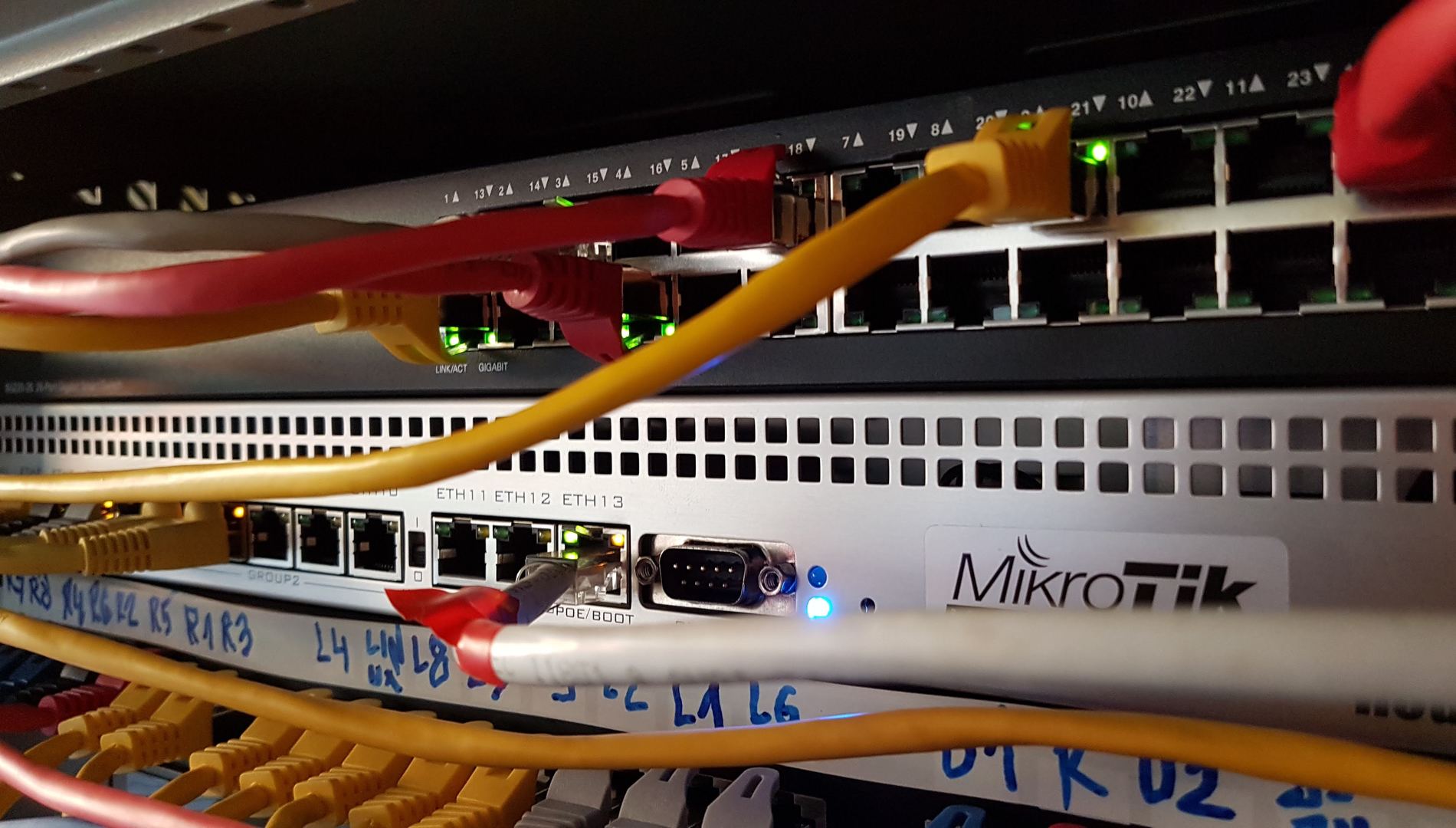 Dátový rozvádzač: Mikrotik RouterBoard 1100AHx4, sieť miFi