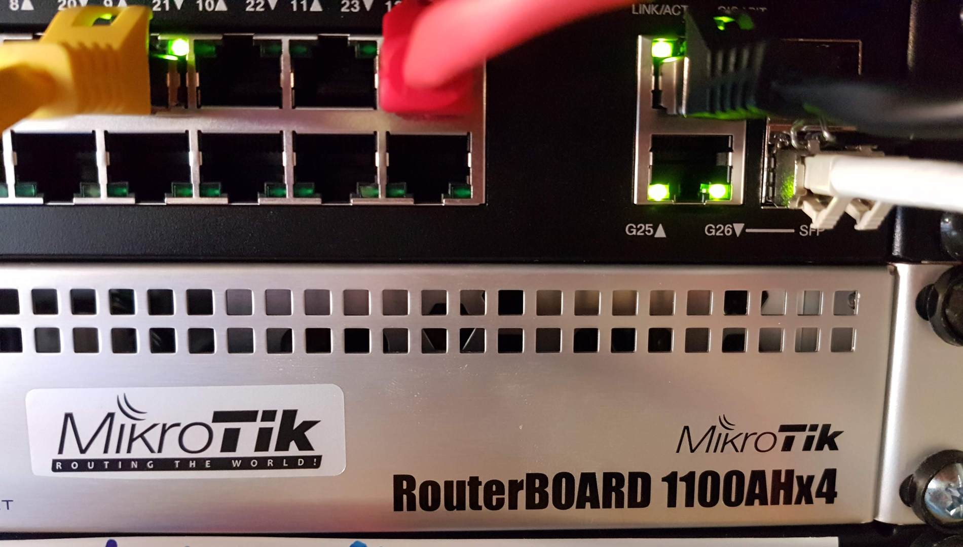 Dátový rozvádzač: MikroTik RouterBoard 1100AHx4, sieť miFi