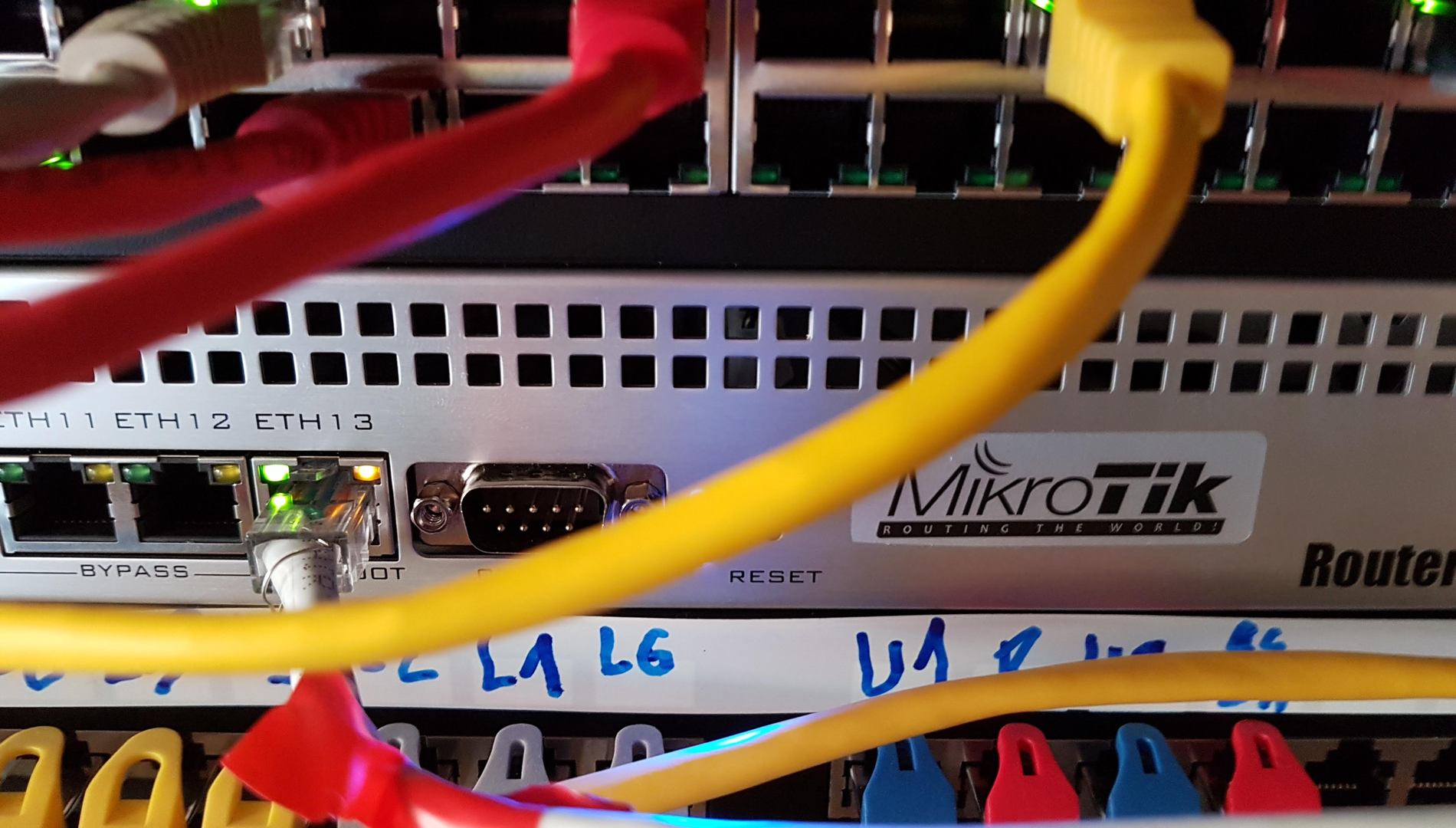 Dátový rozvádzač: Mikrotik RouterBoard 1100AHx4, sieť miFi